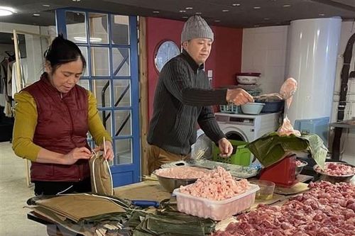 Không khí chuẩn bị Tết cổ truyền của người Việt tại Pháp