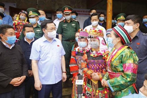 Tăng cường vị thế của phụ nữ Việt Nam: Chính sách và thực tiễn