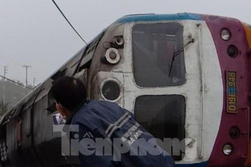 Tàu khách Bắc-Nam bị lật đầu máy, văng toa vì đâm vào ô tô tải chở gỗ