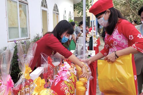 Vẽ tranh, viết thư pháp trên lon bia