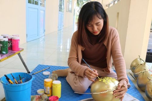 Cô giáo trẻ 'thổi hồn' vào những quả dừa chưng Tết