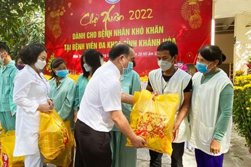 Tổ chức chuyến xe nghĩa tình và chợ Xuân cho bệnh nhân nặng, nghèo