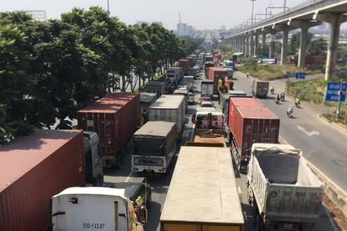 Xa lộ Hà Nội kẹt cứng liên tiếp nhiều ngày, các tài xế ngao ngán