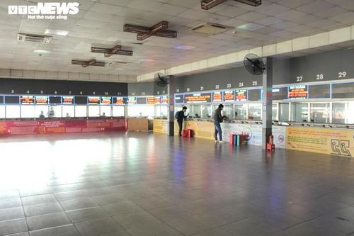Bến xe Hà Nội 'vắng tanh như chùa Bà Đanh', hành khách ung dung nằm ngủ