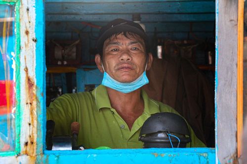 Ngư dân hối hả chuyến biển cuối năm