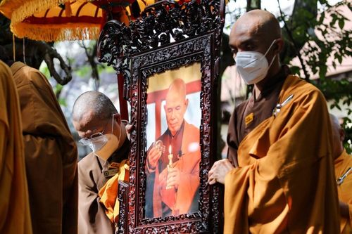 Hàng trăm phật tử cầu nguyện ở lễ cáo tổ của thiền sư Thích Nhất Hạnh
