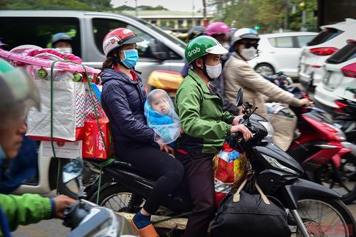Hà Nội: Người dân lỉnh kỉnh đồ đạc về quê ăn Tết, nhiều tuyến đường ùn ứ