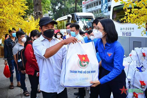 Chuyến xe mùa Xuân, tấm vé nghĩa tình đưa công nhân về quê đón Tết