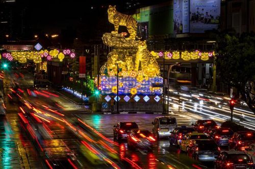 Châu Á trang hoàng rực rỡ, người dân nô nức mua sắm chuẩn bị đón năm Dần