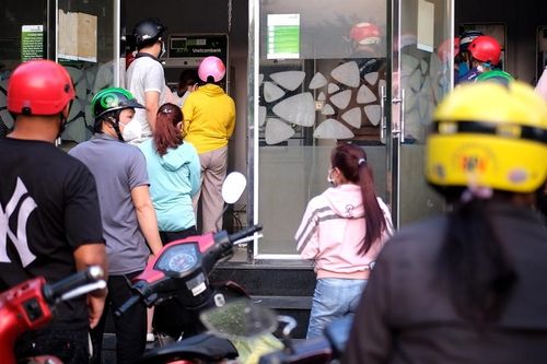 Công nhân xếp hàng dài chờ rút tiền cây ATM ngày cận Tết