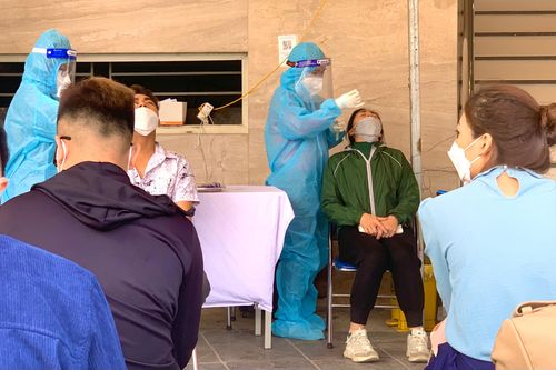Người dân xếp hàng xét nghiệm COVID-19 để về quê ăn Tết