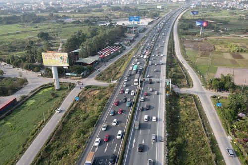26 Tết, bến xe Hà Nội vẫn vắng, cửa ngõ tiếp tục ùn tắc