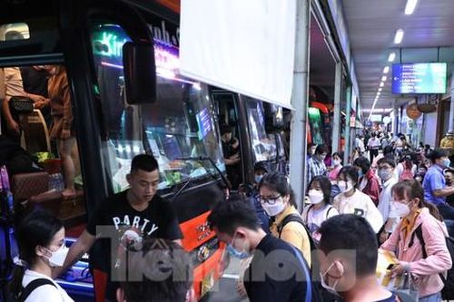 Người dân TPHCM ùn ùn ra bến xe, sân bay về quê ăn Tết