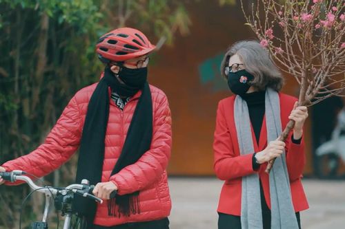 Đại sứ 'Nhóm G4' tại Việt Nam tự lái xe đi chúc Tết, làm bánh đón xuân Nhâm Dần