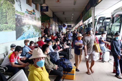 Người dân đổ về các bến xe, nhà ga rời TP.HCM về quê đón Tết