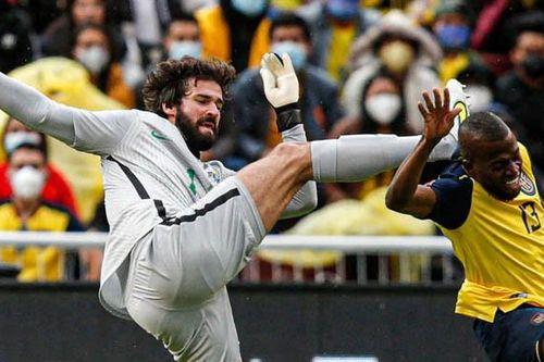 Thủ môn ĐT Brazil chơi kungfu với cầu thủ Ecuador nhưng chỉ bị thẻ vàng
