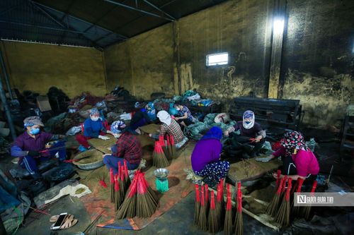 Cận cảnh quy trình làm que hương khổng lồ cao 2 mét