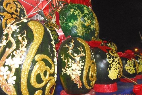 Chàng trai khắc chữ thư pháp trên dưa hấu kiếm bạc triệu mỗi ngày