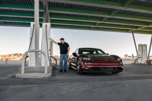 Porsche Taycan lập kỷ lục đi xuyên nước Mỹ với hơn 2 giờ sạc điện