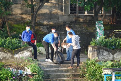 Thanh niên Đà Nẵng dọn vệ sinh, làm đẹp cảnh quan trước Tết Nguyên đán