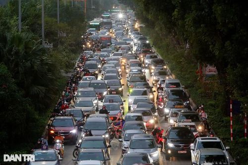 Nhiều tuyến phố trung tâm Hà Nội ùn ứ nghiêm trọng những ngày giáp Tết