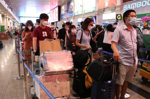 'Rồng rắn' xếp hàng về quê ở sân bay Tân Sơn Nhất sáng 27 Tết