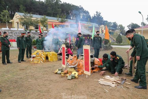 Chiến sĩ trẻ đắp bếp 'Ông Ba Mươi' nấu bánh chưng, bịt mắt bắt vịt