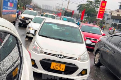 Cửa ngõ ùn ứ, xe khách xuất bến chỉ đạt hơn 30% công suất