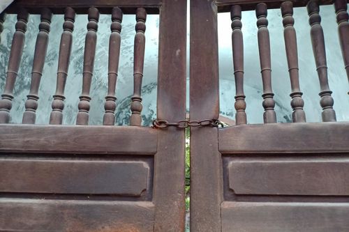 Phố ông Đồ tại Hà Nội cửa đóng then cài trong ngày 27 Tết