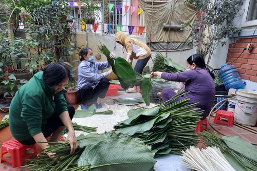 Hàng xóm láng giềng chung tay 'đụng' bánh chưng