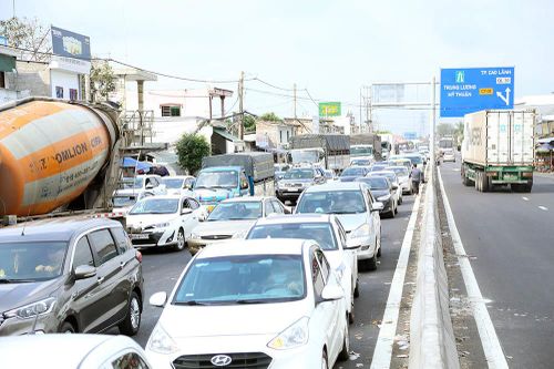 Dòng người từ TP.HCM về miền Tây ăn Tết kẹt cứng trên cao tốc