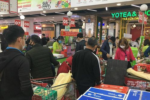 Ngày đầu nghỉ Tết: Đội mưa đi mua sắm, nhịn bữa xếp hàng thanh toán