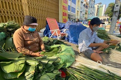 Chợ lá dong lớn nhất TP Hồ Chí Minh vào mùa Tết