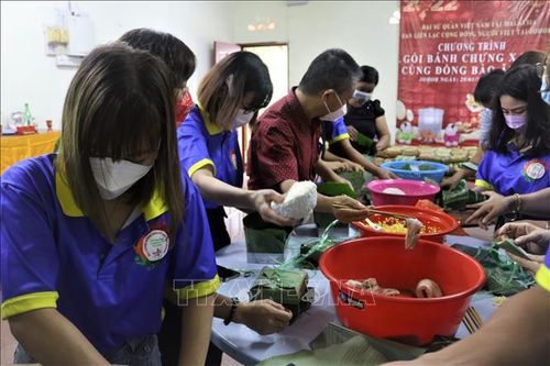 Ấm áp chương trình 'Gói bánh chưng xanh cùng đồng bào ăn Tết'