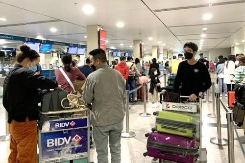 Hành khách 'rồng rắn' xếp hàng chờ bay ở Tân Sơn Nhất ngày 27 Tết