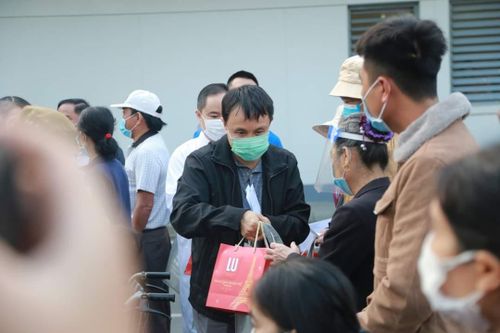 Bệnh nhân, người nhà xúc động khi được về quê ăn Tết trên chuyến xe yêu thương