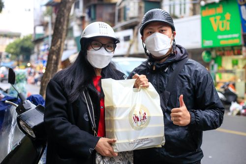 Người dân Hà Nội đội mưa rét, đổ về phố cổ sắm Tết