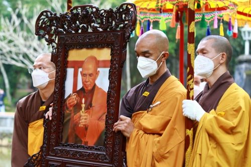 Lễ cung thỉnh xá lợi thiền sư Thích Nhất Hạnh