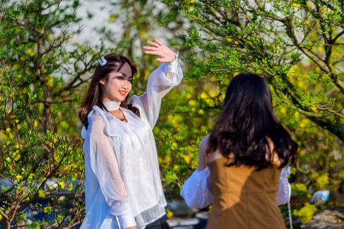 Giới trẻ check-in tại chợ hoa Tết lớn nhất Quảng Ninh