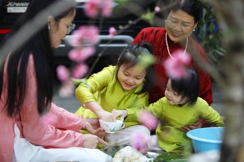Từ Hà Nội về quê sum họp, gói bánh chưng Tết