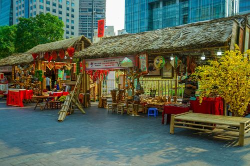 Nhiều tranh vẽ, sách điện tử được trưng bày tại Lễ hội đường sách Tết Nhâm Dần 2022