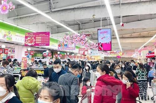 Người dân hối hả sắm sửa, chợ, siêu thị đông nghịt khách ngày 28 Tết
