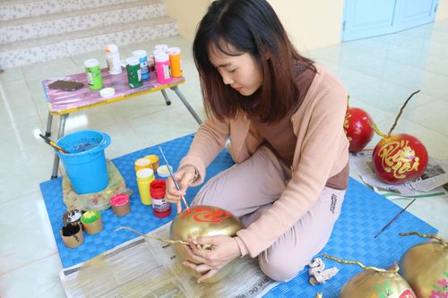 Cô giáo dùng chữ thư pháp 'thổi hồn' lên trái cây chưng Tết