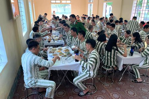 Ấm lòng bữa cơm tất niên đặc biệt trong trại tạm giam