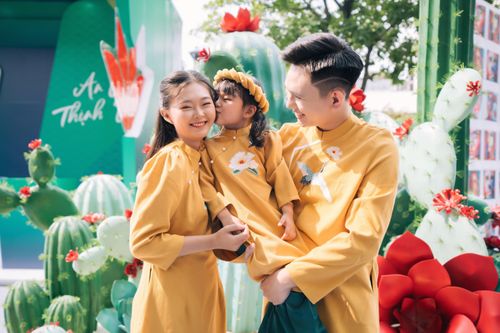 Bức tranh khổng lồ tại lễ hội đường sách TP.HCM hút khách tham quan