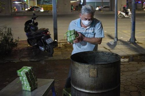 Người dân Hà Nội thức xuyên đêm luộc bánh chưng chuẩn bị đón Tết