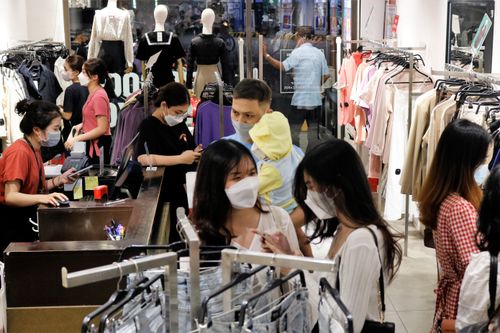 Chen chúc mua sắm trong ngày chủ nhật cuối cùng trước Tết ở TP.HCM