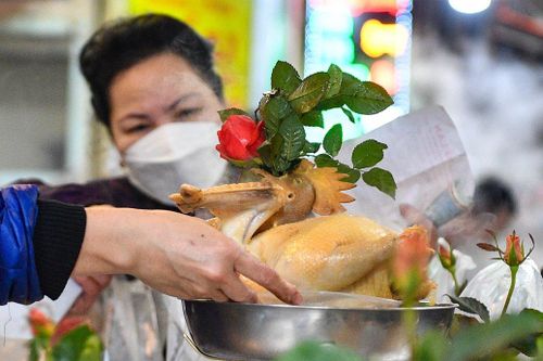 Gà ngậm hoa hồng cúng Giao thừa đắt khách sáng 29 Tết