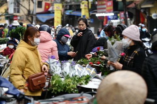 Mua bán nhanh ở vỉa hè, lòng đường ngày cuối năm