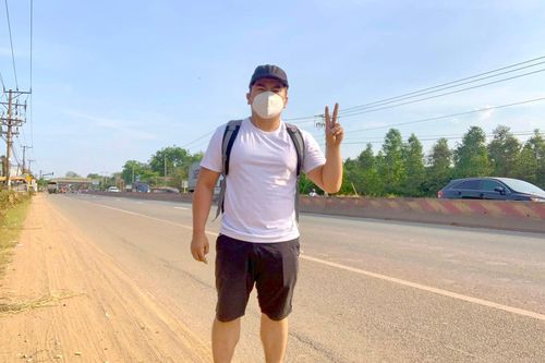 Chàng trai đi bộ 160 km kịp về quê đón giao thừa cùng gia đình
